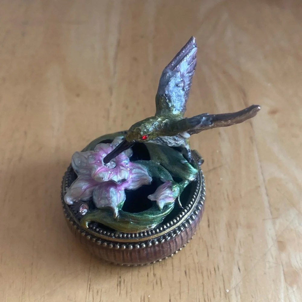 Enamel and metal hummingbird covered trinket trinket dish w magnetized cover